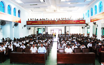 Trường CĐ Kinh tế-Tài chính Thái Nguyên thực hiện chế độ chào cờ đầu tuần đối với học sinh hệ Trung cấp 3 năm.